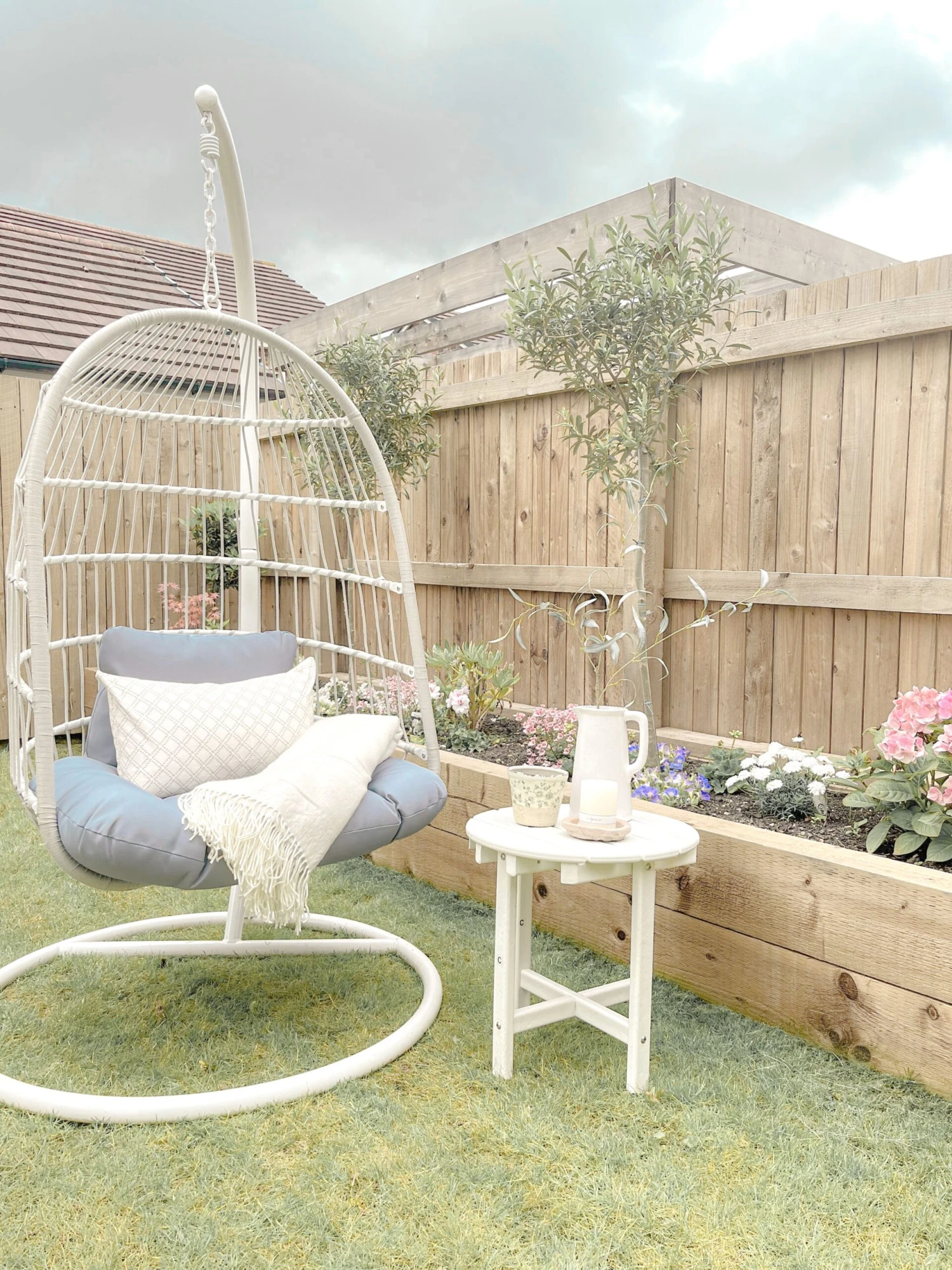 Hangstoel Met Standaard Rotan Wit ALLERA - Afbeelding 3